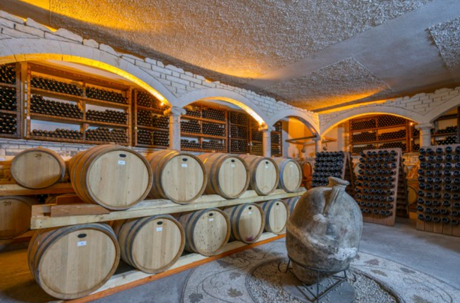 Các thùng gỗ sồi dùng để đựng rượu vang ngâm ủ